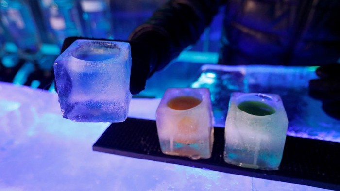 EUROPE-WEATHER/CZECH-ICEBAR A bartender prepares drinks in glasses made of ice inside the Ice Pub in Prague, Czech Republic, July 19, 2022. REUTERS/David W Cerny