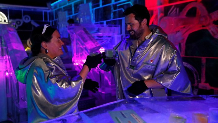 EUROPE-WEATHER/CZECH-ICEBAR A bartender prepares drinks in glasses made of ice inside the Ice Pub in Prague, Czech Republic, July 19, 2022. REUTERS/David W Cerny