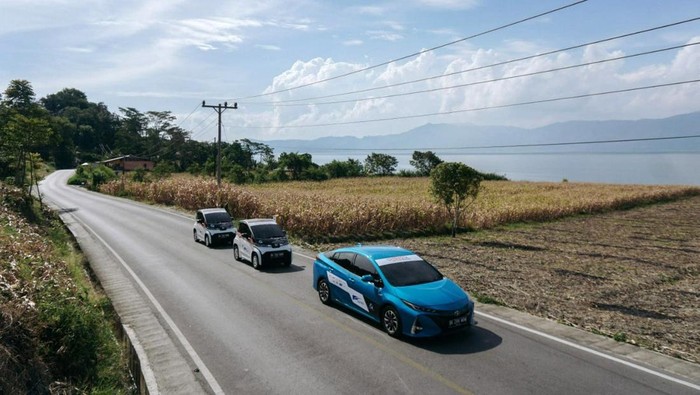 Toyota meresmikan pengembangan program Smart Mobility Project di Pulau Samosir. Ada 11 mobil ramah lingkungan yang diturunkan untuk menunjang program tersebut.