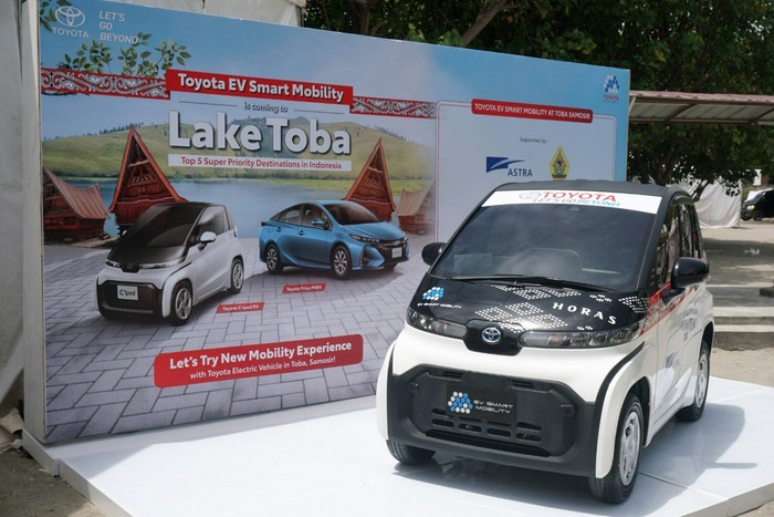 Toyota meresmikan pengembangan program Smart Mobility Project di Pulau Samosir. Ada 11 mobil ramah lingkungan yang diturunkan untuk menunjang program tersebut.