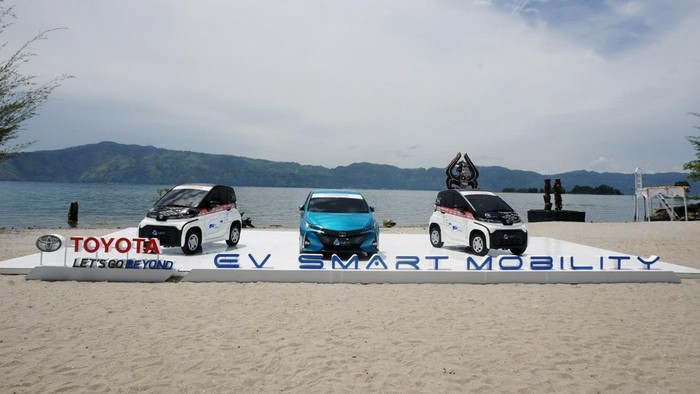 EV Smart Mobility Project Toyota Hadir di Pulau Samosir Toyota meresmikan pengembangan program Smart Mobility Project di Pulau Samosir. Ada 11 mobil ramah lingkungan yang diturunkan untuk menunjang program tersebut.