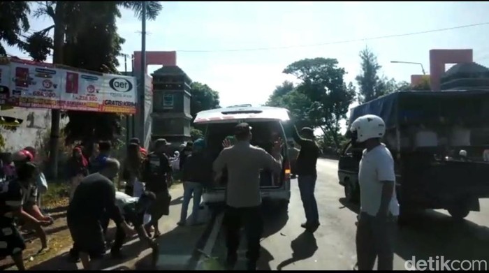 Evakuasi korban kecelakaan di Jalan Pantura Probolinggo