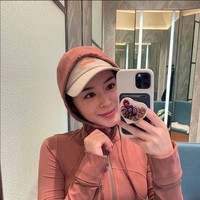 Unggahan di feeds Ayana selanjutnya juga memamerkan gaya tanpa hijab. Ayana foto selfie di cermin usai jogging di Malaysia. Ia memakai jaket cokelat dan topi warna cream. Lagi gayanya menjadi sorotan. Duh sayang.. jangan diumbar kamu terlalu cantik buat diumbar-umbar, ucap akun @maryatiana94. Ketat pakaiannya @xolovelyayana😥😥, ujar @ezmin_ijat. Foto: Dok. Instagram @xolovelyayana..