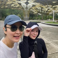 Wanita kelahiran 28 Desember 1995 itu mengganti hijab yang biasa ia kenakan dengan topi dan hoodie. Penampilannya langsung banjir komentar dari warganet di akun Instagramnya. Mau kaget tapi kok ini dunia per-artisal-an. Jadi ya santai aja nanggepinnya lagian Public figure yang dari lahir Islam juga banyak yang ga berhijab, dan pastinya tahu juga hukumnya kalau ga berjilbab, apalagi Ayana yang mualaf iman kadang naik turun. Kita juga kadang gitu kan, kadang iman naik turun kayak roller coaster 😆. Intinya kalau kita suka, ya suka yg sewajarnyau aja jangan berlebihan, apalagi berharap sempurna kepada manusia, ujung-ujungnya kecewa. Benahi diri sendiri sesuai apa yang Allah dan rosul ajarkan aja. Sedikit demi sedikit. Istighfar banyakin 🙏, kata akun @_izzahanifa_. Sekarang mulai terbuka sedikit-sedikit yaa😢, ucap akun @intannur1303. Mending dihapus fotonya, daripada banyak yang prasangka enggak-enggak😂, saran akun @anhari_chan. Foto: Dok. Instagram @xolovelyayana..