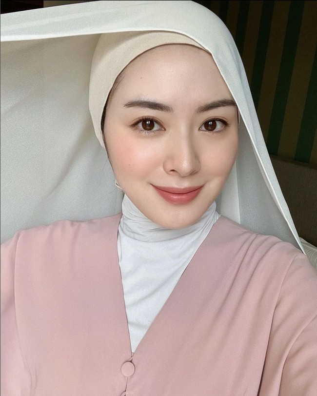 Ayana foto selfie dan mengatakan tidak memakai filter Instagram. Rambut Ayana terlihat sedikit dan kembali mendapatkan komentar netizen. Ayana memakai inner ninja warna cream dan hijab pashmina putih yang belum ia pakai. Your hair, Ayana😢, ujar akun @ukhti_cafe. Saran kak @xolovelyayana rambutnya sedikit kelihatan sebaiknya fotonya dihapus saja 😢, saran akun @siti_rahmawtii. Foto: Dok. Instagram @xolovelyayana..