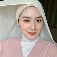 Ayana foto selfie dan mengatakan tidak memakai filter Instagram. Rambut Ayana terlihat sedikit dan kembali mendapatkan komentar netizen. Ayana memakai inner ninja warna cream dan hijab pashmina putih yang belum ia pakai. Your hair, Ayana😢, ujar akun @ukhti_cafe. Saran kak @xolovelyayana rambutnya sedikit kelihatan sebaiknya fotonya dihapus saja 😢, saran akun @siti_rahmawtii. Foto: Dok. Instagram @xolovelyayana..