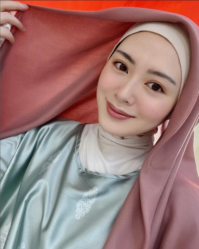 Brand ambassador brand kosmetik ini mencoba untuk memahami komentar dari warganet. Ia belum bisa menjelaskan apa yang saat ini ia hadapi di Korea. Tapi, saya juga mencoba paham untuk komen-komen dari kalian di Instagram saya, meskipun itu komen yang negatif, karena tidak semua orang bisa paham sepenuhnya situasi yang kami hadapi. Terima kasih untuk support dan sayang dan bahkan komen negatifnya! Saya akan terus belajar dan melakukan yang terbaik, jelasnya.  Foto: Dok. Instagram @xolovelyayana..