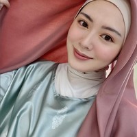 Brand ambassador brand kosmetik ini mencoba untuk memahami komentar dari warganet. Ia belum bisa menjelaskan apa yang saat ini ia hadapi di Korea. Tapi, saya juga mencoba paham untuk komen-komen dari kalian di Instagram saya, meskipun itu komen yang negatif, karena tidak semua orang bisa paham sepenuhnya situasi yang kami hadapi. Terima kasih untuk support dan sayang dan bahkan komen negatifnya! Saya akan terus belajar dan melakukan yang terbaik, jelasnya.  Foto: Dok. Instagram @xolovelyayana..