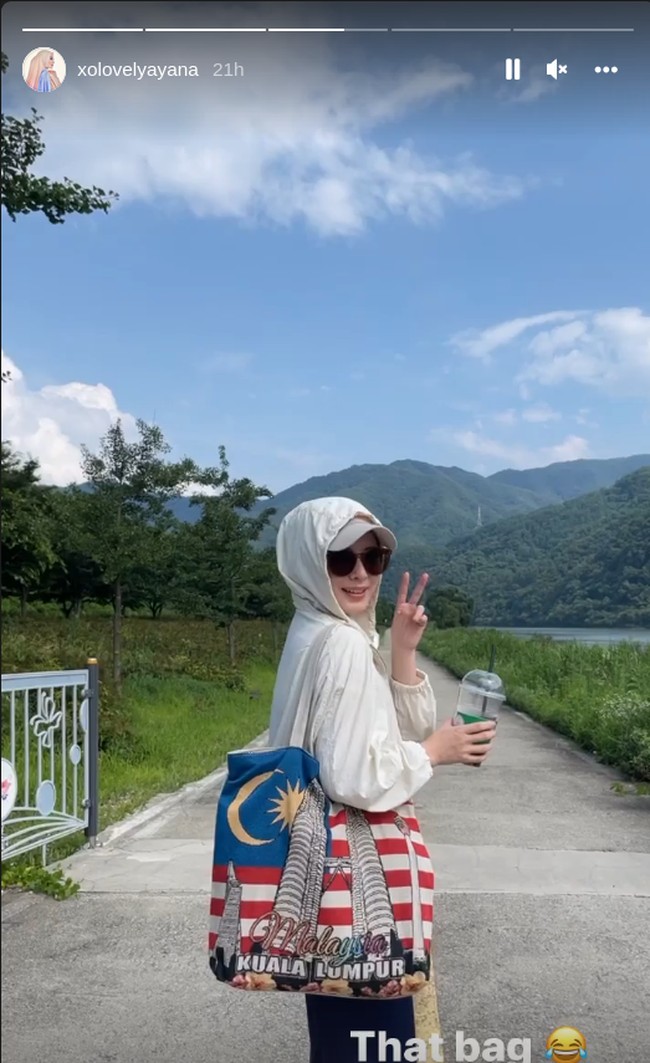 Ayana lewat Instagram Storynya menanggapi komentar netizen soal gayanya di Korea. Ia mencoba menjelaskan situasi yang sedang dihadapinya sehingga memilih untuk mengganti hijabnya dengan topi dan hoodie. Saya mencoba membaca komen-komen dari kalian semua. Mungkin nanti ada kesempatan buatku untuk cerita tentang situasi di Korea Selatan Saat ini. Btw, saya tetap ingin bilang bahwa kurang tepat untuk membandingkan situasi orang asing yang muslim di Korea dengan orang muslim lokal karena memang kondisi yang kami hadapi berbeda, tulis Ayana. Foto: Dok. Instagram @xolovelyayana.