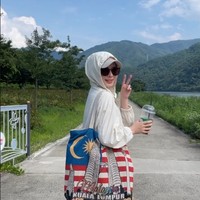 Ayana lewat Instagram Storynya menanggapi komentar netizen soal gayanya di Korea. Ia mencoba menjelaskan situasi yang sedang dihadapinya sehingga memilih untuk mengganti hijabnya dengan topi dan hoodie. Saya mencoba membaca komen-komen dari kalian semua. Mungkin nanti ada kesempatan buatku untuk cerita tentang situasi di Korea Selatan Saat ini. Btw, saya tetap ingin bilang bahwa kurang tepat untuk membandingkan situasi orang asing yang muslim di Korea dengan orang muslim lokal karena memang kondisi yang kami hadapi berbeda, tulis Ayana. Foto: Dok. Instagram @xolovelyayana.