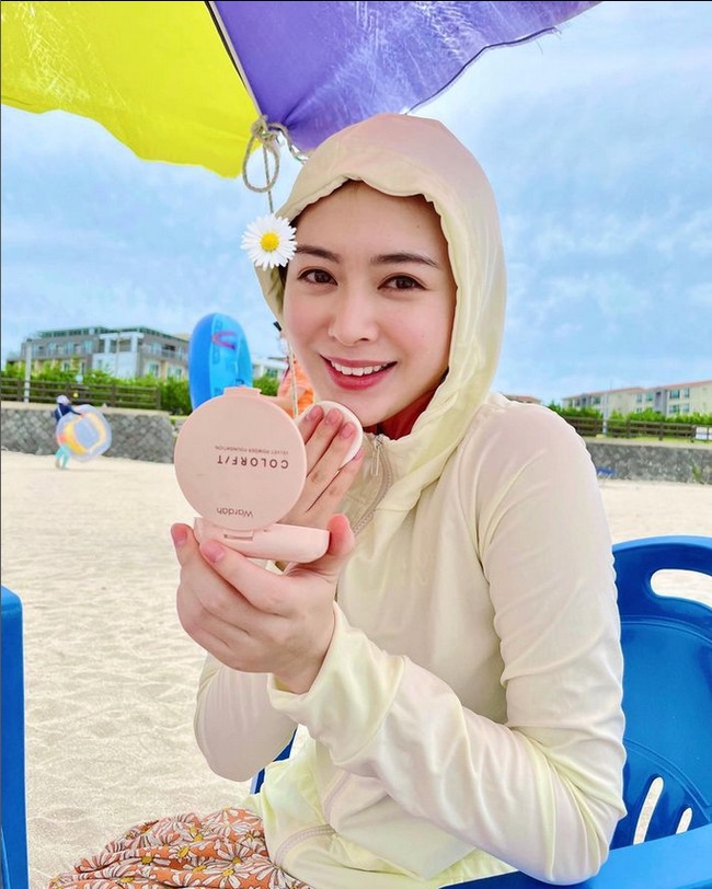 Ketika sedang berada di pantai, Ayana menutupi bagian kepala dengan jaket. Ia menutupi bagian rambutnya yang terlihat dengan stiker bunga. Ada yang menanggapi unggahan Ayana saat berada di Korea Selatan itu. Eonni kalau di pantai pakai anak hijab gak? @xolovelyayana, tanya akun @ditasinaga_611. Mengapa kamu tidak berhijab kalau berada di Korea? tanya akun @ithawardhani. Foto: Dok. Instagram @xolovelyayana..