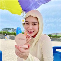 Ketika sedang berada di pantai, Ayana menutupi bagian kepala dengan jaket. Ia menutupi bagian rambutnya yang terlihat dengan stiker bunga. Ada yang menanggapi unggahan Ayana saat berada di Korea Selatan itu. Eonni kalau di pantai pakai anak hijab gak? @xolovelyayana, tanya akun @ditasinaga_611. Mengapa kamu tidak berhijab kalau berada di Korea? tanya akun @ithawardhani. Foto: Dok. Instagram @xolovelyayana..
