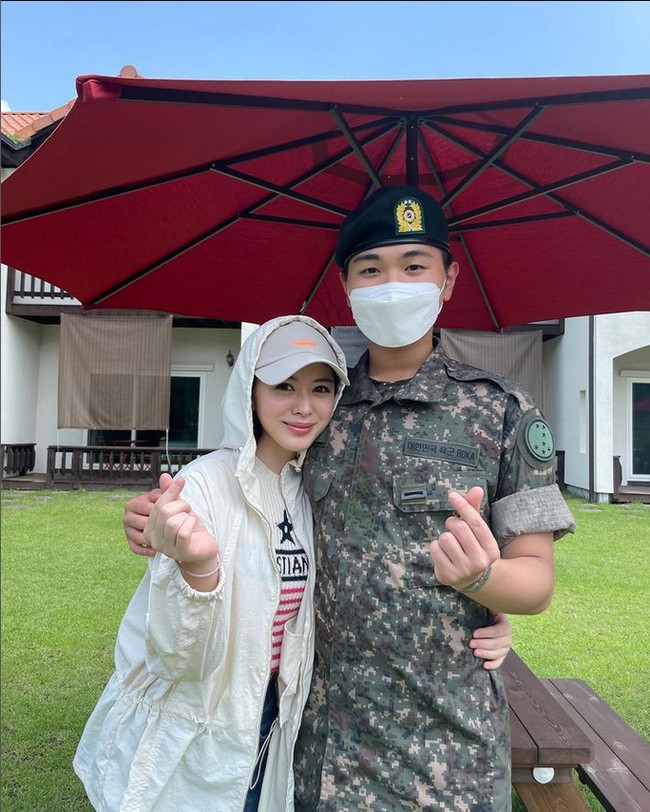 Ayana Moon dikenal sebagai selebgram hijab viral karena menjadi mualaf dan berhijab. Wanita berdarah Korea Selatan ini populer di Indonesia dan Malaysia. Ayana mengunggah foto di akun Instagramnya bersama adiknya, Aydin Moon yang sedang menjalani wamil atau wajib militer di Korea. Selamat pagi dari Ayana & Aydin, The real Crash Landing on You haha. Adik saya @aydinmoon is doing his military duty now. The only Muslim serviceman in his camp. So proud of you 💪🏻💕, tulis Ayana di akun Instagramnya pada Selasa (19/7/2022). Foto: Dok. Instagram @xolovelyayana..