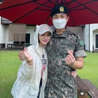 Ayana Moon dikenal sebagai selebgram hijab viral karena menjadi mualaf dan berhijab. Wanita berdarah Korea Selatan ini populer di Indonesia dan Malaysia. Ayana mengunggah foto di akun Instagramnya bersama adiknya, Aydin Moon yang sedang menjalani wamil atau wajib militer di Korea. Selamat pagi dari Ayana & Aydin, The real Crash Landing on You haha. Adik saya @aydinmoon is doing his military duty now. The only Muslim serviceman in his camp. So proud of you 💪🏻💕, tulis Ayana di akun Instagramnya pada Selasa (19/7/2022). Foto: Dok. Instagram @xolovelyayana..