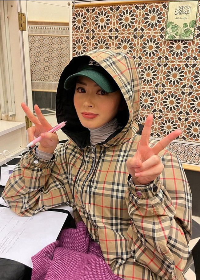 Unggahan Ayana tersebut mendapatkan kritik karena dia melepas hijabnya dan memakai hoodie serta topi sebagai pengganti. Ayana memakai hoodie dan knit wear warna cream. Ayana tidak menutup rapat bagian depan hoodie, sehingga bagian leher Ayana dan sedikit rambutnya terlihat.  Foto: Dok. Instagram @xolovelyayana..