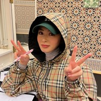 Unggahan Ayana tersebut mendapatkan kritik karena dia melepas hijabnya dan memakai hoodie serta topi sebagai pengganti. Ayana memakai hoodie dan knit wear warna cream. Ayana tidak menutup rapat bagian depan hoodie, sehingga bagian leher Ayana dan sedikit rambutnya terlihat.  Foto: Dok. Instagram @xolovelyayana..