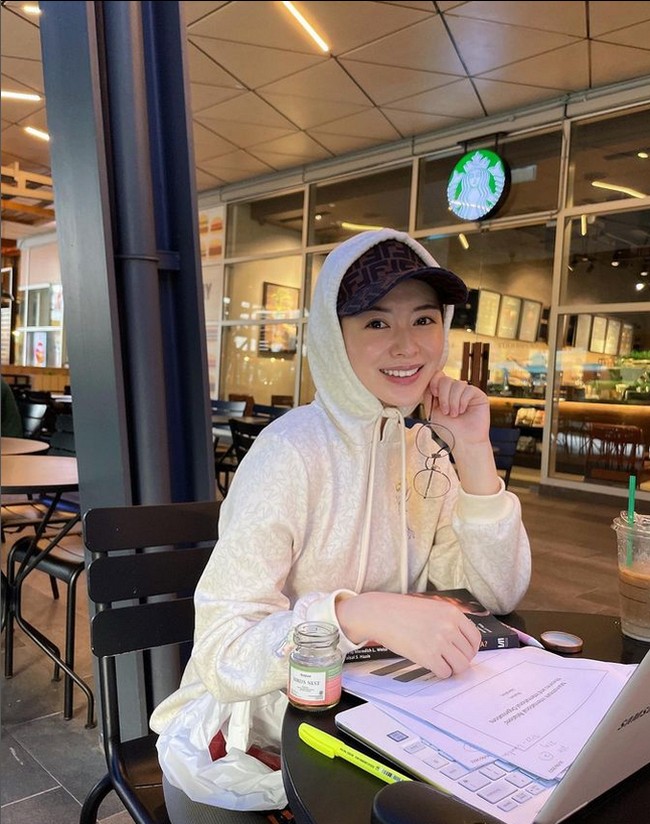 Ayana kini tengah menjalani masa kuliah di International Islamic University Malaysia (IIUM), Malaysia. Ketika sedang webinar, Ayana mengunggah foto dan kembali terlihat tidak memakai hijab. Ayana memakai topi hitam dan sweater warna cream.  Foto: Dok. Instagram @xolovelyayana..