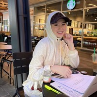 Ayana kini tengah menjalani masa kuliah di International Islamic University Malaysia (IIUM), Malaysia. Ketika sedang webinar, Ayana mengunggah foto dan kembali terlihat tidak memakai hijab. Ayana memakai topi hitam dan sweater warna cream.  Foto: Dok. Instagram @xolovelyayana..
