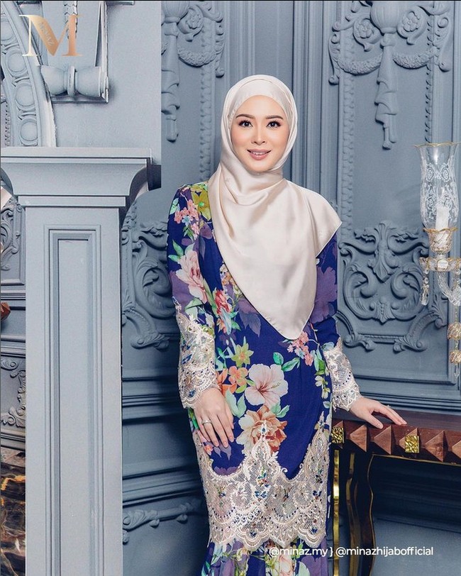Ayana Moon kerap membagikan berbagai kegiatannya sehari-hari di akun Instagramnya. Ia dikenal dengan gaya fenimin dan memakai hijab syari. Semenjak berhijab penampilan Ayana menjadi inspirasi muslimah Tanah Air. Tak heran, ketika Ayana mengunggah foto mengganti hijab dengan topi dan hoodie langsung mendapatkan beragam kritik. Hingga kini, Ayana belum bercerita apa yang ia alami selama di Korea, hingga ia tak berani tampil berhijab di tempat umum. Foto: Dok. Instagram @xolovelyayana..