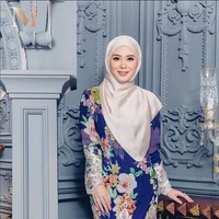 Ayana Moon kerap membagikan berbagai kegiatannya sehari-hari di akun Instagramnya. Ia dikenal dengan gaya fenimin dan memakai hijab syari. Semenjak berhijab penampilan Ayana menjadi inspirasi muslimah Tanah Air. Tak heran, ketika Ayana mengunggah foto mengganti hijab dengan topi dan hoodie langsung mendapatkan beragam kritik. Hingga kini, Ayana belum bercerita apa yang ia alami selama di Korea, hingga ia tak berani tampil berhijab di tempat umum. Foto: Dok. Instagram @xolovelyayana..
