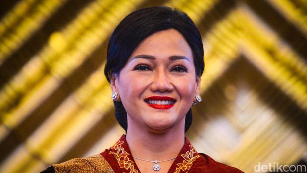 Friderica Widyasari Dewi sebagai anggota yang membidangi edukasi dan perlindungan Konsumen