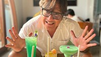 Untuk mengisi waktu luangnya, Andre Taulany hobi menyeruput minuman-minuman yang menyegarkan. Misalnya seperti mocktail yang dipesan setiba dirinya di villa saat liburan. Foto: Instagram/andreastaulany