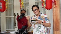Selain makanan khas Indonesia, Andre Taulany juga hobi menyantap kuliner khas Jepang. Sushi menjadi salah satu hidangan yang disajikan saat ada acara besar di rumahnya. Foto: Instagram/andreastaulany