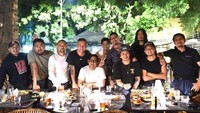 Andre Taulany memang dikenal aktif motoran bersama beberapa rekan artis lainnya. Klub motornya ini diberi nama The Prediksi yang juga hobi kulineran. Foto: Instagram/andreastaulany