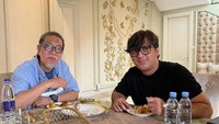 Pernah bertemu pada project series yang sama, Andre Taulany juga memiliki kedekatan istimewa dengan aktor legendaris Deddy Mizwar. Keduanya bahkan tampak menikmati makan siang bersama dengan bahagia. Foto: Instagram/andreastaulany