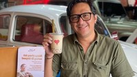 Andre Taulany juga hobi minum kopi. Es kopi susu gula aren menjadi minuman favorit ketika cuaca sedang panas dan butuh sesuatu yang menyegarkan.Foto: Instagram/andreastaulany