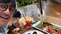 Makanan khas Bali berupa nasi campur menjadi salah satu kudapan favoritnya. Dirinya begitu bahagia saat disuguhkan nasi campur setibanya di Bali. Foto: Instagram/andreastaulany