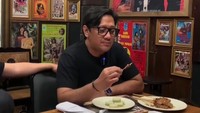 Akrab dengan banyak orang, Andre Taulany juga pernah berkunjung ke restoran milik Ahmad Dhani. Dirinya disuguhkan sate yang membuatnya makan dengan lahap. Foto: Instagram/andreastaulany