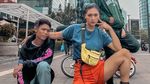 7 Foto Pejabat hingga Model Ikut Catwalk di Citayam Fashion Week