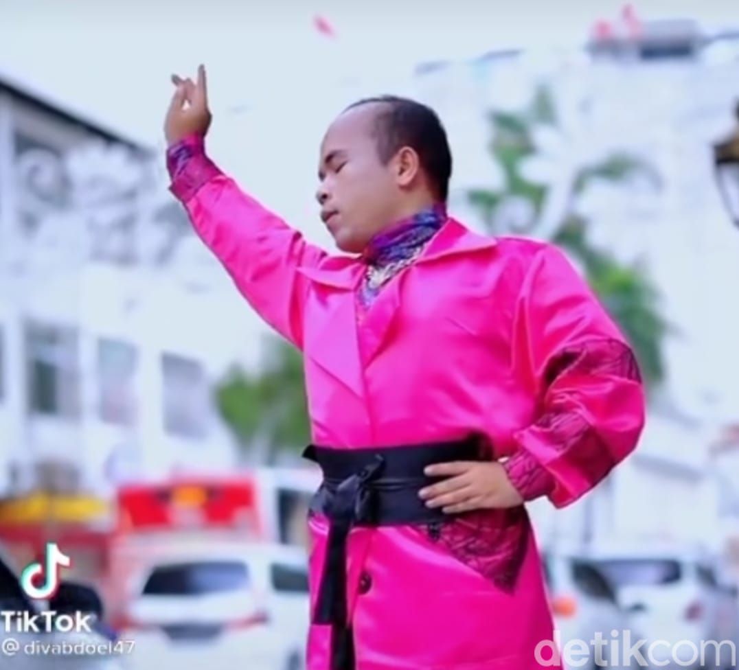 Gaya Divabdoel saat di Jalan Tunjungan