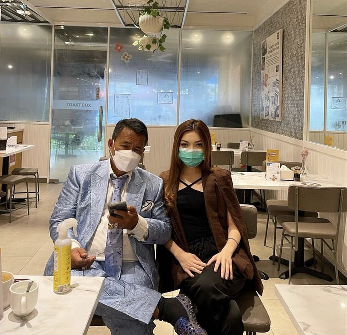 Gaya Ngopi Monna Frans Bareng Hotman Paris yang Menarik Perhatian Gaya Ngopi Monna Frans Bareng Hotman Paris yang Menarik Perhatian