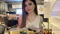 Ia juga gemar mengabadikan momen kulinerannya. Seperti ketika dirinya menyantap hidangan khas Indonesia di salah satu restoran Indonesia berkonsep modern. Foto: Instagram @monnafrans