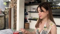 Berlibur di Bali, dirinya pamer fotof-foto makannya yang enak. Dari omelete, smoothies, greentea sampai kue matcha yang enak. Foto: Instagram @monnafrans