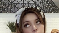 Tampil imut saat ngemil croissant, tak heran banyak penggemarnya di Instagram yang salah fokus dengan momen kulineran dara cantik ini. Foto: Instagram @monnafrans