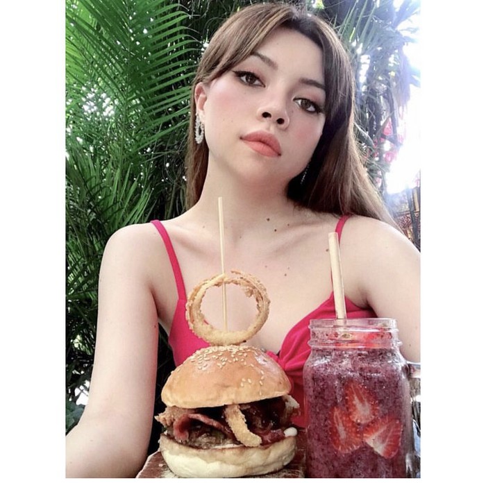 Gaya Ngopi Monna Frans Bareng Hotman Paris yang Menarik Perhatian Gaya Ngopi Monna Frans Bareng Hotman Paris yang Menarik Perhatian