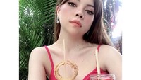 Sempat memikirkan berapa total kalori dari burger dan onion rings yang disantapnya. Monna tampak santai minum smoothies strawberry yang enak.  Foto: Instagram @monnafrans