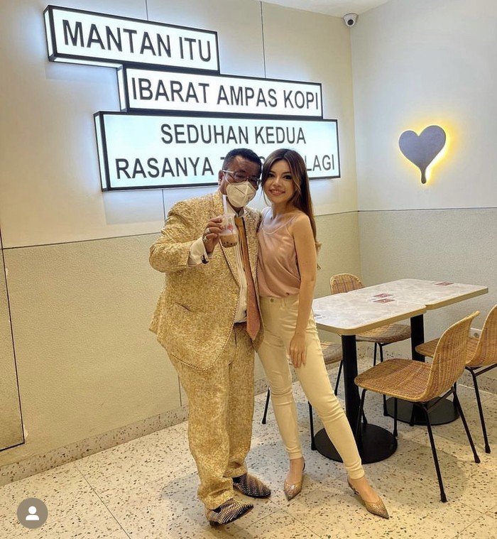 Gaya Ngopi Monna Frans Bareng Hotman Paris yang Menarik Perhatian Gaya Ngopi Monna Frans Bareng Hotman Paris yang Menarik Perhatian