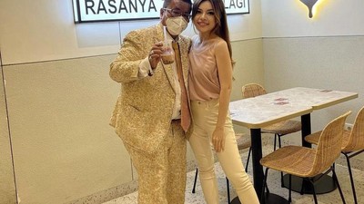 Gaya Ngopi Monna Frans Bareng Hotman Paris yang Menarik Perhatian