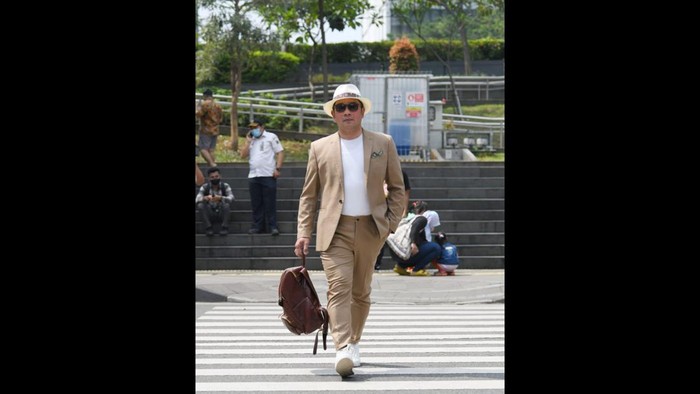 Gaya Ridwan kamil di SCBD. Gaya Ridwan kamil di SCBD.