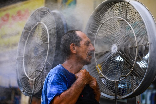 Sementara itu, Irak juga merasakan gelombang panas. Pendingin udara diletakkan di luar sehingga orang-orang yang lewat tidak pingsan karena kegerahan. (Getty Images)