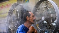Sementara itu, Irak juga merasakan gelombang panas. Pendingin udara diletakkan di luar sehingga orang-orang yang lewat tidak pingsan karena kegerahan. (Getty Images)