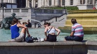 Orang-orang mendinginkan diri di air mancur di Trafalgar Square saat Inggris mencatat suhu tertinggi yang pernah ada. Kantor Met telah mengeluarkan peringatan merah pertama kalinya atas panas ekstrem di Inggris. (Getty Images)