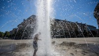Pria ini juga mendinginkan diri di air mancur di pusat kota selama gelombang panas pada 19 Juli 2022 di Frankfurt, Jerman. Suhu diperkirakan mencapai hingga 40 derajat Celcius di beberapa bagian Jerman minggu ini, dengan rekor suhu kemungkinan akan dipecahkan di beberapa wilayah. (Getty Images)