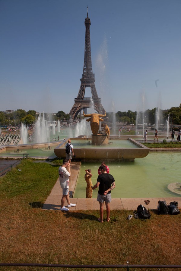 Tiap sudut air mancur penuh dengan wisatawan yang kegerahan. Maklum, dua hari ini suhunya 40 derajat celcius. (AFP via Getty Images) Tiap sudut air mancur penuh dengan wisatawan yang kegerahan. Maklum, dua hari ini suhunya 40 derajat celcius. (AFP via Getty Images)
