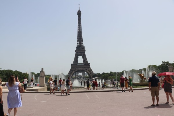 Gubernur Gironde mengumumkan penundaan semua acara di luar dan di dalam ruangan tanpa AC. (AFP via Getty Images) Gubernur Gironde mengumumkan penundaan semua acara di luar dan di dalam ruangan tanpa AC. (AFP via Getty Images)