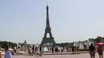 Tak Kuat Kena Panas, Warga Prancis Berendam di Depan Menara Eiffel